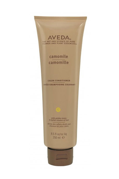 Conditioner mit Kamille und Calendula: "Camomile Color Conditioner" von Aveda hellt blonde Highlights auf, 250 ml um 25 Euro